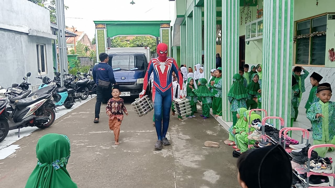 Spiderman Jadi Kurir MBG, Misi Penyelamatan di Sudut Jombang