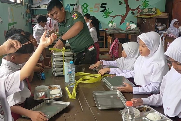Pastikan Tepat Sasaran, Babinsa Koramil Tandes Laksanakan Pengawasan Pendistribusian Makan Bergizi Gratis