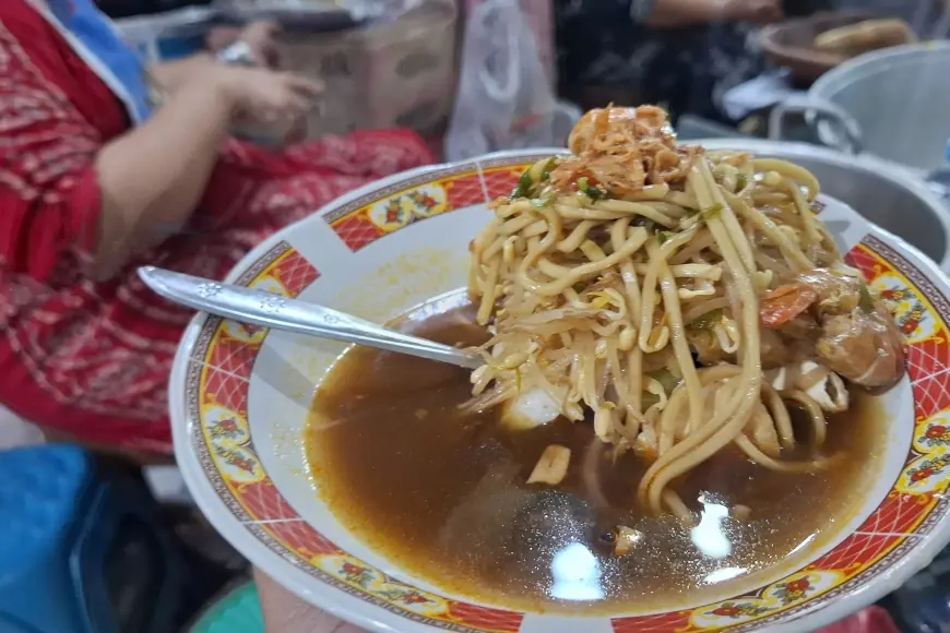 Lontong Mie, Kuliner Tradisional Pasar Gresik yang Tak Pernah Sepi Peminat