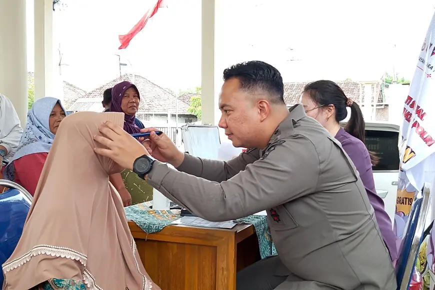 Satbrimob Watukosek Gelar Pengobatan Gratis di Desa Winong Pasuruan