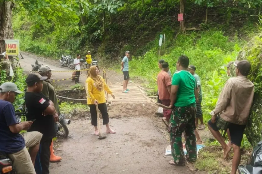Jembatan Penghubung Dua Desa di Bondowoso Ambruk Diterjang Banjir, Warga Kompak Bangun Jembatan Darurat