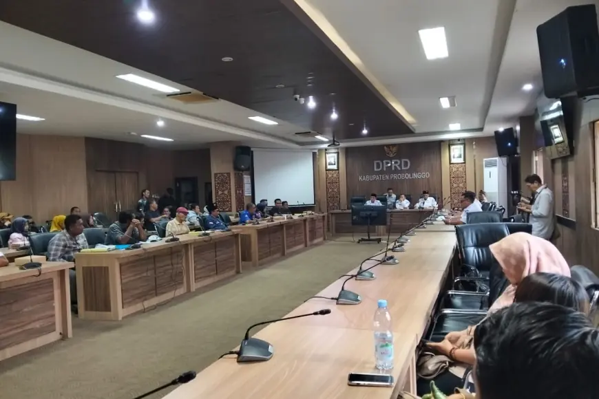 RDP PKL Gelora Kraksaan Probolinggo Menarik Perhatian Masyarakat, Pedagang Minta Kepastian Usaha