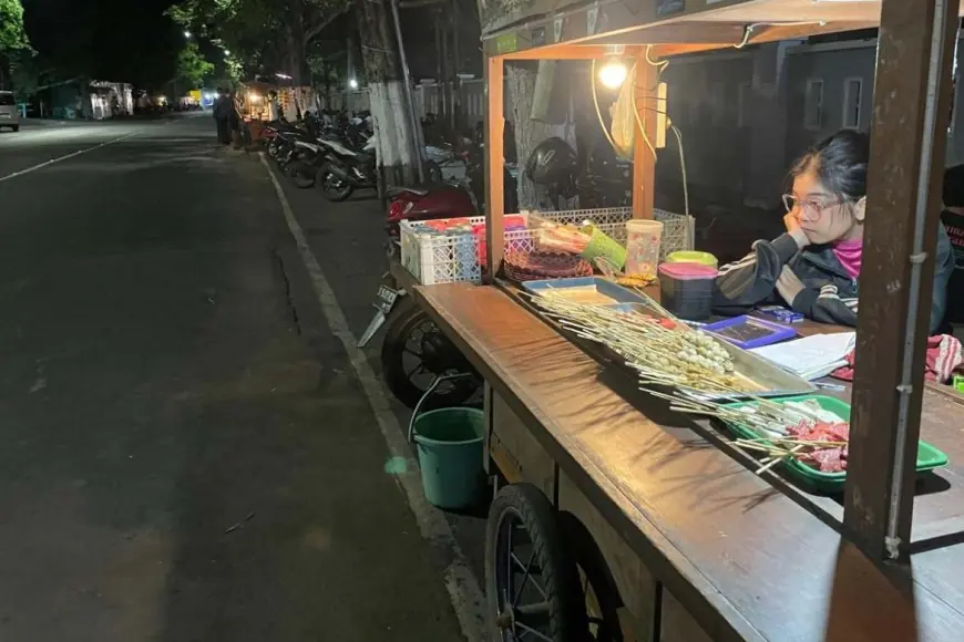 Menahan Lapar demi Ibu, Kisah Gadis Penjaga Angkringan Parimono Jombang Berupah Rp35 Ribu