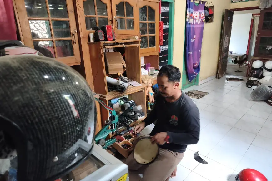 Pria di Blitar Sulap Helm Jadul Jadi Bisnis Bernilai Tinggi