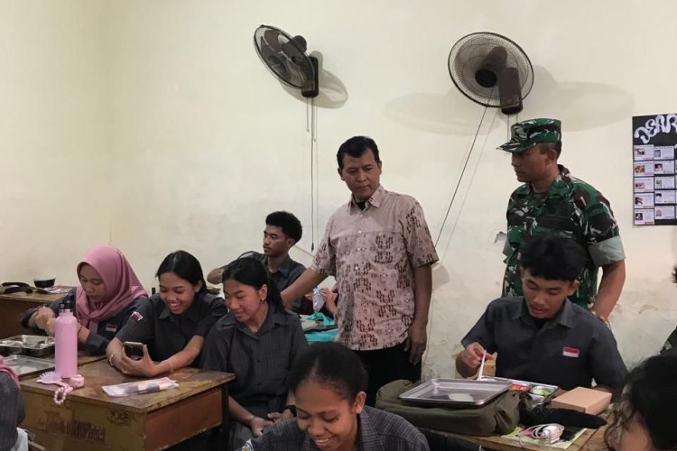 Dari Siswa hingga Balita, Babinsa Koramil Sawahan Kawal Penyaluran MBG di Petemon