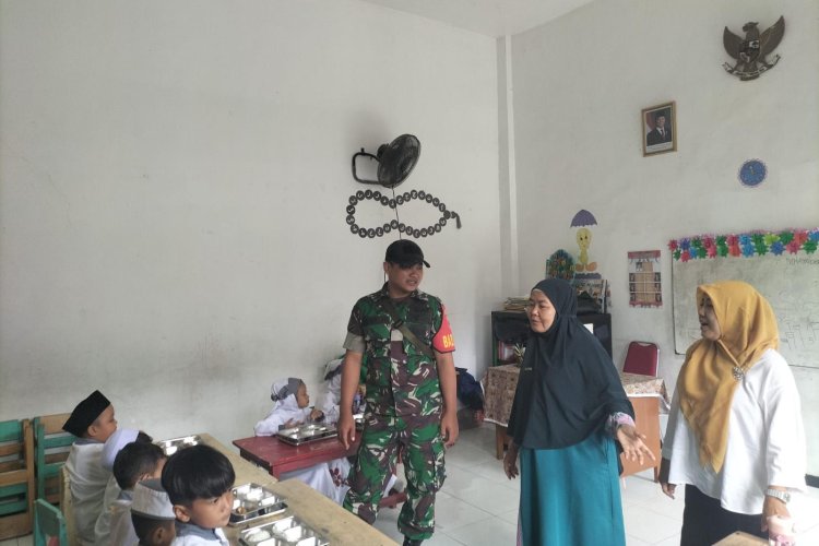 Wujud Kepedulian Kepada Generasi Penerus Bangsa, Babinsa Benowo Kawal Distribusi MBG.