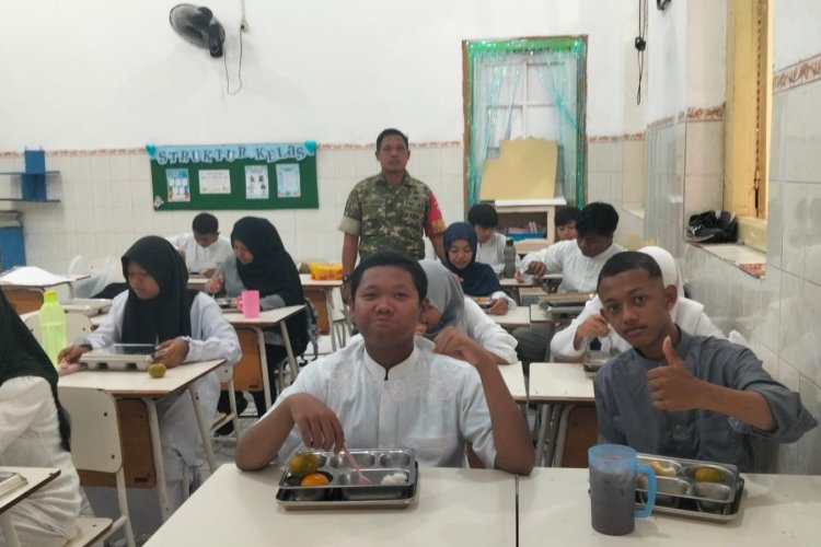 Babinsa Genteng Kawal MBG di SMPN 4 Surabaya, 796 Porsi Makanan Bergizi Dibagikan