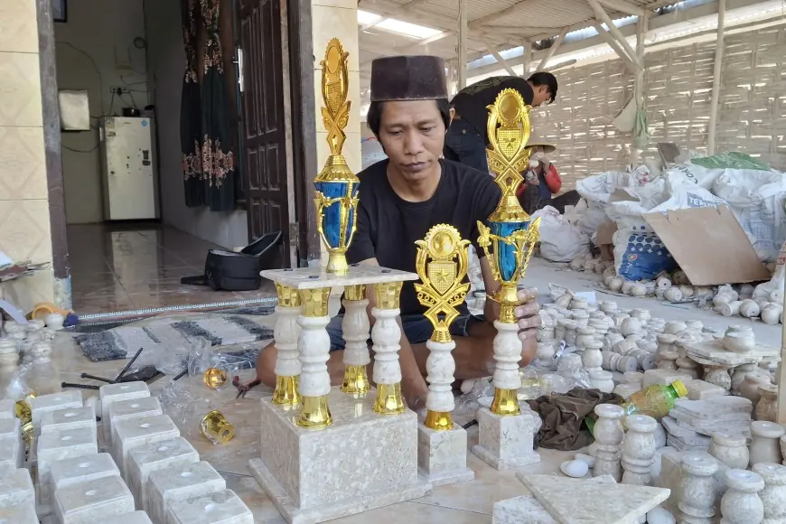 Pesanan Trofi Batu Marmer Melonjak, Perajin Tulungagung Kewalahan Penuhi Permintaan