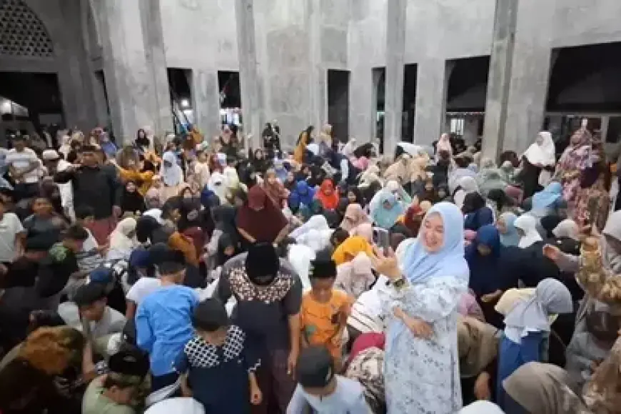 Saling Desak hingga Kejatuhan Koin, Warga Mojokerto Jaga Tradisi Rombekan Saat Maulid Nabi