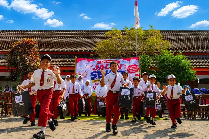 Satu Sepatu, Seribu Harapan: Atria Hotel Malang Bagikan Sepatu untuk Siswa SDN 2 Sumberpasir