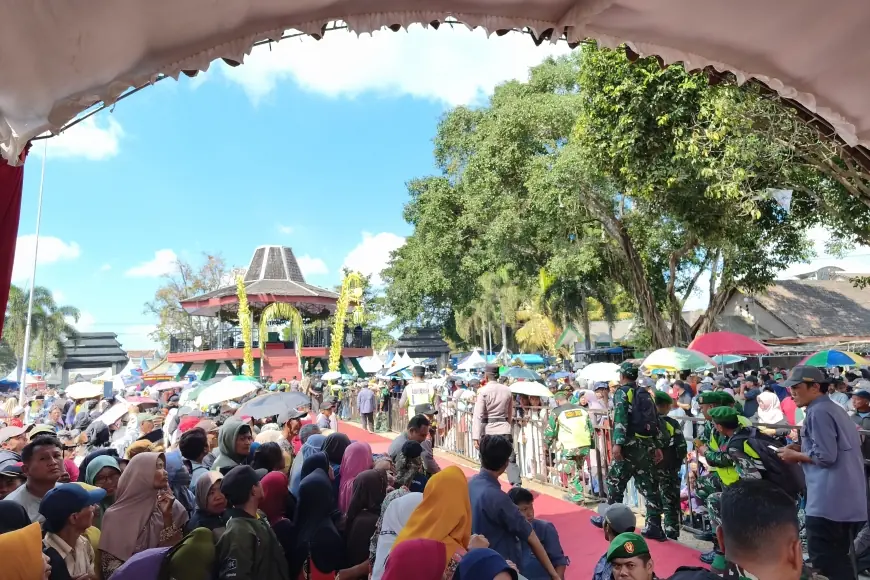 Ada Harapan di Balik Air Siraman Gong Kiai Pradah yang Diburu Warga Blitar