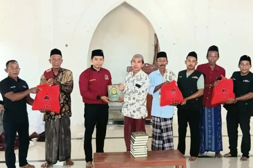 Jumat Berkah, Abidin Fikri Salurkan Wakaf Al&Qur’an dan Bingkisan untuk Takmir Masjid di Bojonegoro