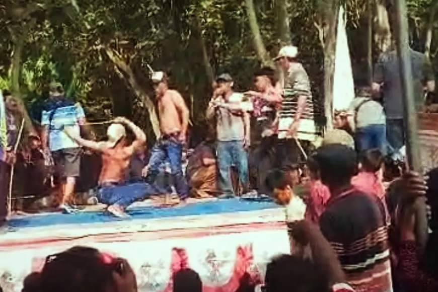 Tradisi Ojung di Gua Jepang Jember,  Saat Ratusan Pendekar Beradu Cambuk Rotan