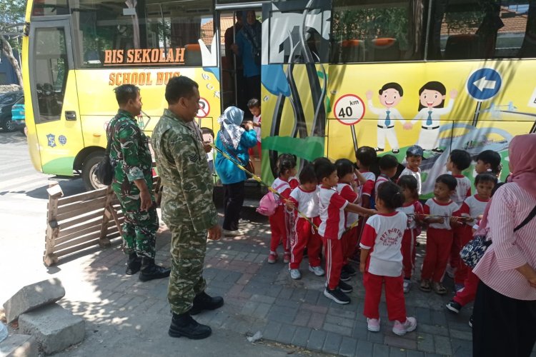 Belajar Lalu Lintas Sambil Bermain, Babinsa Tegalsari Dampingi Anak PAUD Kenal Aturan di Jalan
