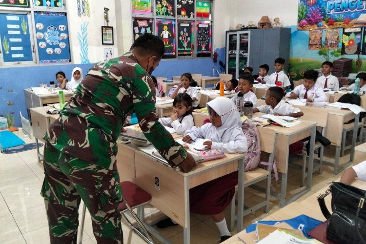 Babinsa Benowo Dampingi Penyaluran MBG untuk 2.959 Penerima Manfaat di Pakal