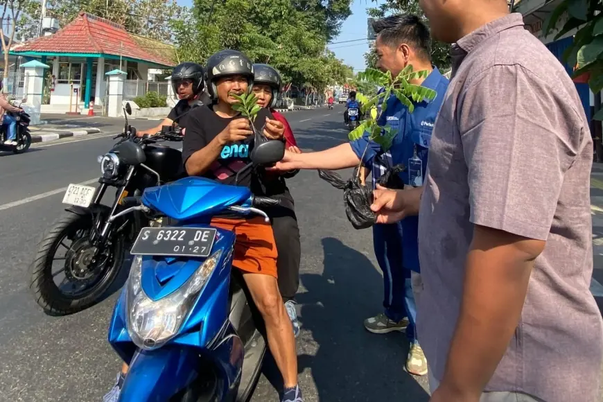Perhutani KPH Parengan Bagikan 135 Bibit Tanaman di Bojonegoro