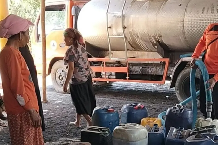 Sumur Mengering, Ratusan Jiwa di Probolinggo Gantungkan Nasib pada Bantuan Tangki Air BPBD