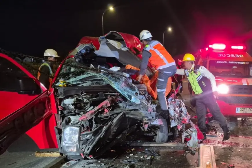 Sopir Mengantuk, Hiace Hantam Truk di Tol Jombang&Mojokerto, Empat Orang Tewas